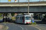 Nachschuß auf den Wagen 3236 auf der Linie U75 nach Eller der hier an die Straßenbahnhaltestelle Neuss am Kaiser heranfährt.