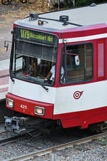 Nase eines DUEWAG B80 D-Traktion Stadtbahnwagens Anfang Juli 2018 an der Haltestelle Düsseldorf-Lohausen.