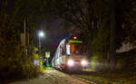 Herbststimmung in der Wendeschleife Lörick: Am Abend des 11.11.2016 konnte eine Traktion bestehend aus den Wagen 4210 und 4205 an der Abfahrtshaltestelle der Linie U74 aufgenommen werden.