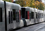 Straßenbahn-Design mit Schattenspiel im Herbst - 

Eine Doppeltraktion zweier NF8U-Stadtbahnwagen auf der U73 an der Haltestelle Auf der Hardt/LVR-Klinikum in Düsseldorf-Gerresheim.

14.10.2019 (M)