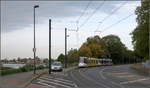 Am Rhein -    Ein Zug auf der Düsseldorfer Linie U71 biegt vom eigenen Bahnkörper der Bonner Straße in die Benrather Schloßallee ein.