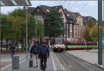 Endpunkt in Düsseldorf-Holthausen -

Mit Eröffnung des Düsseldorfer Innenstadttunnel erreichten die B-Wagen über die Kölner Landstraße Holthausen, wobei Oberbilk noch oberirdisch durchfahren wurde. Ab 2009 konnten die Stadtbahnwagen auf der Bonner Straße weiter bis Benrath fahren. Mit Eröffnung der Wehrhahnlinie wurden die hochflurigen Linie U74 wieder bis Holthausen zurückgezogen. Nach Benrath fahren jetzt ausschließlich die Niederflur-Stadtbahnwagen auf den Linien U71 und U83.

Im Bild der Abfahrtsbahnsteig der Linien U74 und U77 im Bereich der langgezogenen Schleife in Holthausen.

14.10.2019 (M)