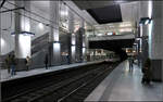 Unterirdisch durch Düsseldorf-Oberbilk -

2002 wurde der Düsseldorfer Stadtbahntunnel vom Hauptbahnhof durch den Stadtteil Oberbilk verlängert. Es entstanden drei U-Bahnhöfe mit Seitenbahnsteige, da der zweigleisige Tunnel mit einer Tunnelbohrmaschine aufgefahren wurde. Im Gegensatz zu den zuvor gebauten U-Stationen wurde diese viel heller gestaltet. Im Bild die Station Oberbilk S am Oberbilker Bahnhof mit der luftigen Halle.

14.10.2019 (M)

