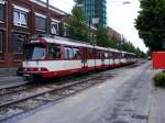 Eine Doppeltraktion aus DUEWAG-Stadtbahnwagen GT8SU auf der Reisholzer Strae in Dsseldorf als Zug der Linie U75 nach Eller am 20.