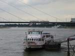 Mein erstes Bild aus Dsseldorf:

Das Schiff steht, der Zug fhrt - 

Oben auf der Oberkasseler Brcke macht sich eine Stadtbahn auf den Weg, unten wird gleich abgelegt.

Dsseldorf am 20.08.2013.