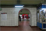 Ein Tor zur Tür -    Der breite Mittelbahnsteig der U3-Station Hauptbahnhof-Süd ist durch eine Mauer unterteilt.