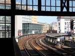 Hamburg am 29.8.2018: U-Bahn Rödingsmarkt, Rampe zur Station Rathaus, fast in Gleismitte ist die Wasserrohrleitung zu sehen, aus der die Schiene mit Wasser besprüht wird um das Quietschen