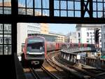 Hamburg am 29.8.2018: U-Bahn Rödingsmarkt, auf der Rampe einfahrender DT 5 aus Richtung Rathaus