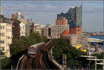 Hochbahn vor Elbphilharmonie II -    Blick vom Dach der Station Landungsbrücken auf die Hamburger Hochbahnstrecke mit der alles überragenden Elbphilharmonie im Hintergrund.