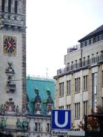Hamburg am 16.10.2018: Hier geht es zur U-Bahnstation Rathaus mit Rathaus im Hintergrund  /