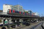 U-Bahn in Hamburg am 3.9.2021: Viadukt mit 2x DT 5 am Hafen über der Straße Vorsetzen /