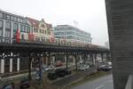 Hamburg am 17.12.2021: U-Bahn DT 5 auf dem Viadukt zwischen den Stationen Baumwall und Landungsbrücken, nach Baumwall fahrend /