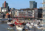 Blick von der Elbphilharmonie Richtung Landungsbrücken mit der U-Bahn-Linie 3 und diversen Schiffen. Hamburg, 29.3.2022