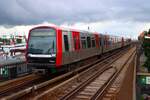 Hochbahn Hamburg Alstom DT5 Wagen 436 am 13.07.25 am Baumwall von einen Gehweg aus fotografiert
