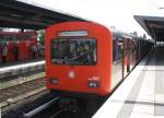 Ein DT II steht mit Zielanzeige  Hafencity Universitt  im Bahnhof Barmbek.
