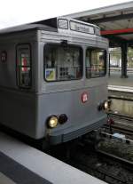 Front des TU2-Triebwagens in Barmbek.  Verkehrshistorischer Tag , 24.10.2010