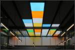 Bunt leuchtend -     Glasdach über dem Bahnsteigzugang zum U-Bahnhof  Ohlsdorf  in Hamburg.