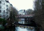 An der Station Eppendorfer Baum berqueren die Linien U3 (hinten) und U1 (vorn)den Hamburger Isebekkanal.