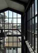 Auch die plumpen Plastiksprossenfenster wurden durch filigrane aus Eisen ersetzt.