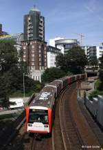 DT3-E Hamburger Verkehrsverbund HVV Wagen 817-3 auf U3 nach Wandsbeck-Gartenstadt, Hochbahn Hamburg, fotografiert bei der Einfahrt in den Bhf.