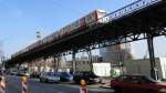 Hamburg am 1.3.2013: U-Bahn Viadukt am Hafen von der Landseite aus - mit DT 3 von der Station Baumwall kommend