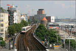 Hochbahn von oben -    Blick von Dach der Haltestelle Landungsbrücken auf die Hochbahnstrecke in Richtung Baumwall.