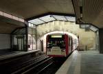 Zug der Ringlinie U3 in der Hamburger U-Bahnstation  Dehnhaide  - in den 90er Jahren umfangreich modernisiert.