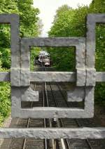 Durchblick: von der Brcke an der Barmbeker Strae geht der Blick durch das 100 Jahre alte Eisengitter auf die Station  Borgweg  der Hamburger Ringlinie U3.