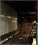 Blick in den Tunnel der Hamburger U-Bahnstation  Hauptbahnhof-Sd , beleuchtet durch einen ausfahrenden Zug der Linie U1 Richtung  Berliner Tor .