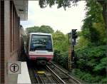 Ausfahrt eines Zuges der Hamburger U-Bahnlinie U1 aus der Station  Hudwalckerstrae .