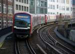 Der Neue: nach langer Verzögerung sind Züge der Baureihe DT5 jetzt häufiger auf der Hamburger U-Bahnlinie 3 zu sehen - hier vor der Einfahrt in den Tunnel Richtung  Rathaus .