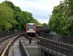 Ausfahrender Zug der Hamburger U-Bahnlinie 3 aus der Haltestelle  Eppendorfer Baum  Richtung  Hoheluftbrücke .