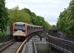 Blick vom Ende des verlängerten Bahnsteigs der U-Bahnhaltestelle  Eppendorfer Baum  auf die Strecke in der Isestraße - vorher so nicht möglich.