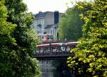 Über dem Hamburger Isebekkanal liegen die Brücken für die Haltestelle  Eppendorfer Baum  - im Hintergrund - und die Strecke Richtung Innenstadt der Linie U1 - im Vordergrund.