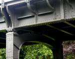 Nieten und Jugendstil - Brücken aus der Gründungszeit der Hamburger Hochbahn AG: hier nördlich der Haltestelle  Uhlandstraße  Richtung  Mundsburg .