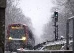 Wintereinbruch in Hamburg: DT5-Zug kurz vor der Haltestelle  Kellinghusenstraße .