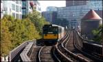 Der U-Bahn Oldie Wagen 220 war am verkehrshistorischen Tag am 11.10.2015 auf der schönsten U-Bahn Strecke entlang des Hafen unterwegs und erreicht hier aus Richtung Hauptbahnhof kommend die