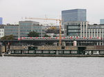 Hamburger Hochbahn (DT3) im Bereich Johannisbollwerk am 22.10.2016, gesehen vom Musical-Boulevard