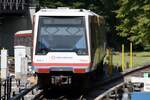 HAMBURG, 01.08.2022, U 1 nach Ohlstedt bei der Ausfahrt aus dem U-Bahnhof Volksdorf (Linie U 1)