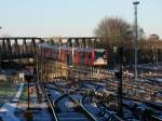 Hier macht die Hochbahn ihrem Namen Ehre - ein Triebzug DT3 fhrt auf die Brcke in Hamburg-Barmbek, 02.01.2009  