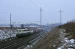 In der spten Abenddmmerung, lie sich die Fuhre erneut ablichten, 140 423-5 mit CFN 62279 Beddingen - Hennigsdorf bei Berlin, kurz vor dem B am GVZ Wustermark, auf ihrer letzten Etappe zum Ziel