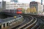 Ein DT3 - Zug auf der U3 nhert sich der Hst. Baumwall. 10.November 2007.