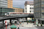 Zwischen den Gebäuden der Innenstadt -    Ein DT-4 U-Bahnzug verschwindet auf der Hochbahntrasse zwischen den Gebäuden.