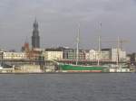 Hamburger U-Bahn zwischen den Haltestellen  Baumwall  und  Landungsbrcken , im Hintergrund die Michaeliskirche und im Vordergrund die  Rickmer Rickmers  mit der Elbe