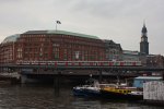 Eine Hamburger Hochbahn bei der Vorbeifahrt an den Landungsbrcken.