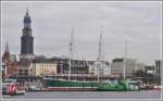 Hamburger Hochbahn hinter dem Dreimaster Rickmer Rickmers und vor der St.Michaelis Kirche, kurz Michel genannt.