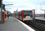 Hamburg am 29.04.2013
Ein Zug -DT3- der Linie U3 erreicht
die Station   Landungsbrcken  .
Leider war an diesem Tag trbes Wetter.