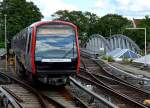 Ein DT5 der HHA rollt aus der Abstellanlage am Hamburger U-Bahnhof  Barmbek  in Richtung Bahnsteig.