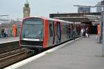 U-Bahntyp DT5 der Hamburger Hochbahn. Aufgenommen am 11.07.2015 / U-Bahnhof Hamburg Landungsbrücken.