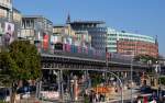 Ein Triebzug der Hamburger Hochbahn befindet sich am 10.10.15 zwischen den Haltestellen Baumwall und Landungsbrücken.